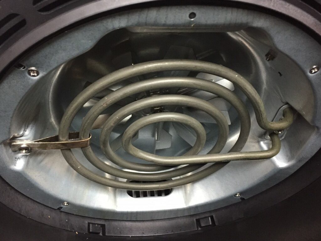 Binnenkant van een airfryer met verwarmingselement en ventilator