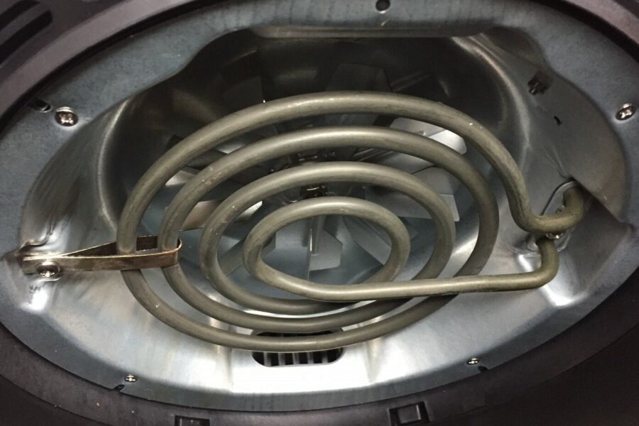 Binnenkant van een airfryer met verwarmingselement en ventilator