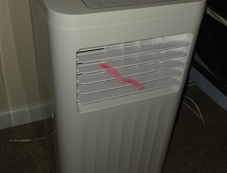 Mobiele airco met afvoerslang op wielen