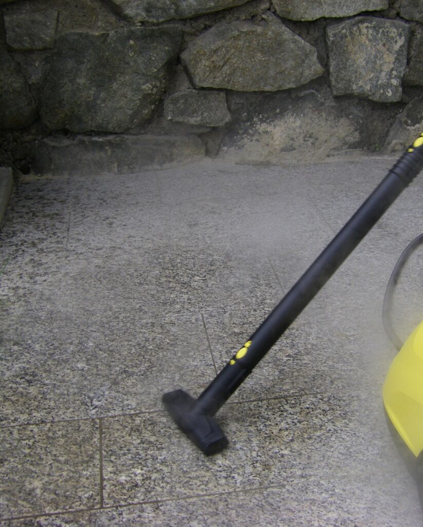 Stoomreiniger in gebruik op een trap