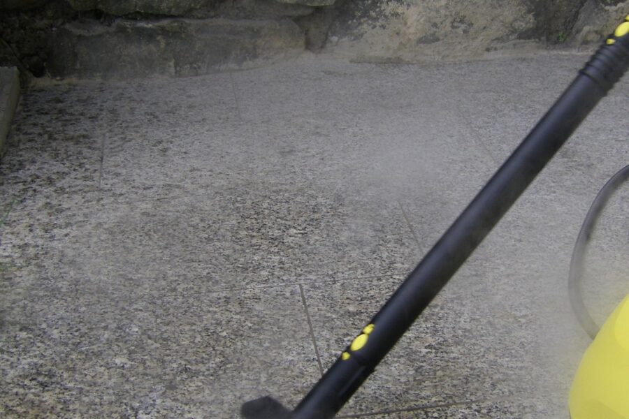 Stoomreiniger in gebruik op een trap