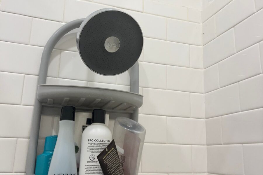 Zilveren douchekop in een douche; kalkaanslag is op de bronfoto niet aantoonbaar zichtbaar