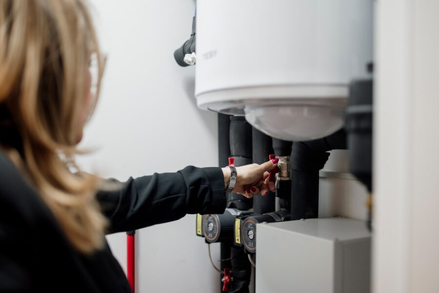 Technische ruimte met leidingen en een warmtepompsysteem