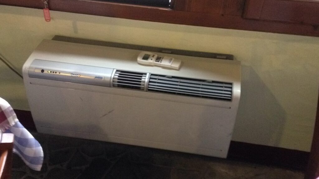 Vaste wandmonoblock-airco zonder buitenunit in een restaurantinterieur