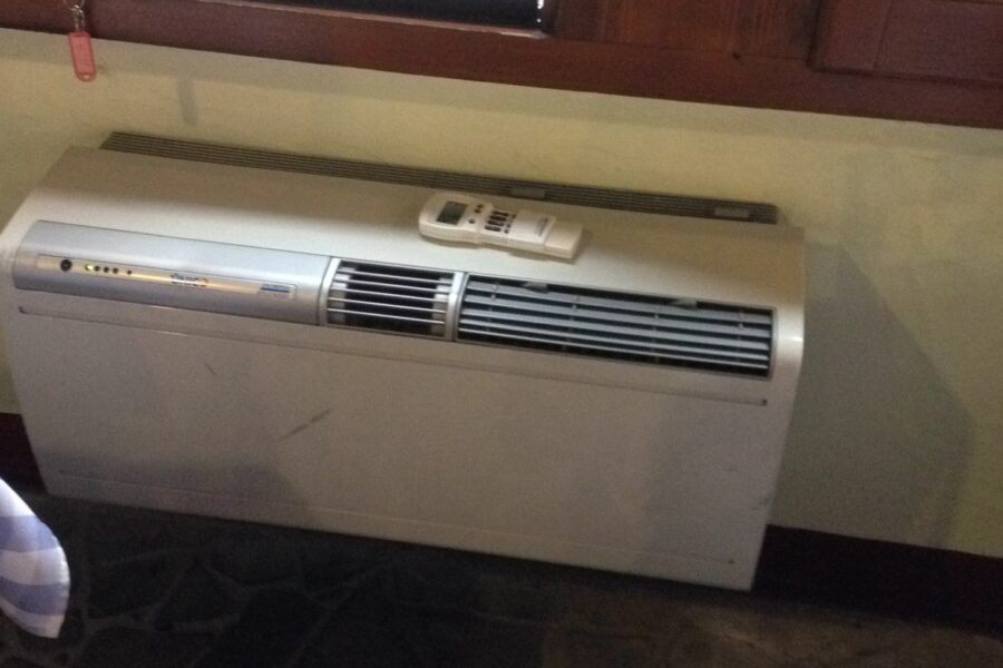 Vaste wandmonoblock-airco zonder buitenunit in een restaurantinterieur