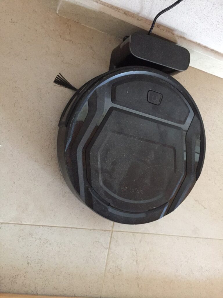 Ronde robotstofzuiger; op de foto is geen dweilfunctie of watertank aantoonbaar zichtbaar