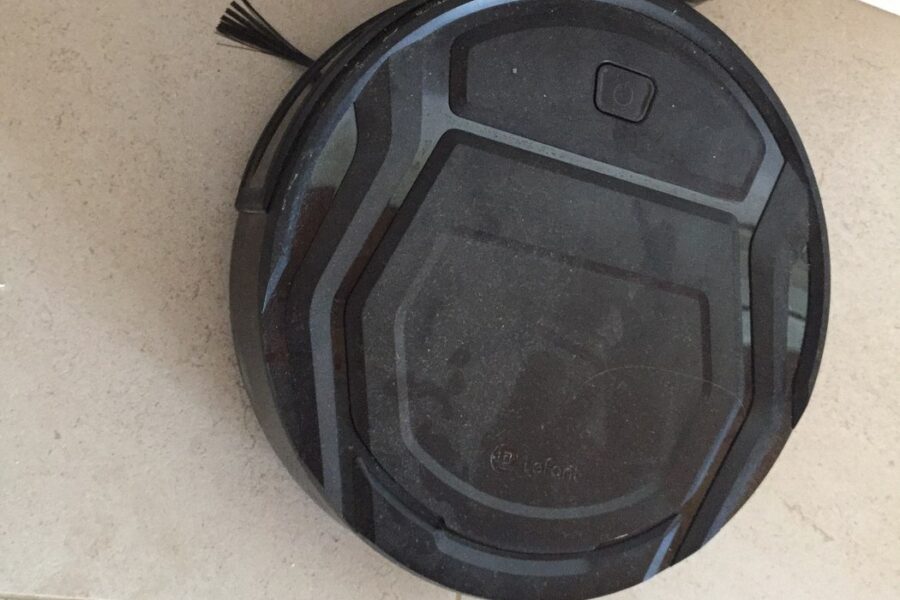 Ronde robotstofzuiger; op de foto is geen dweilfunctie of watertank aantoonbaar zichtbaar