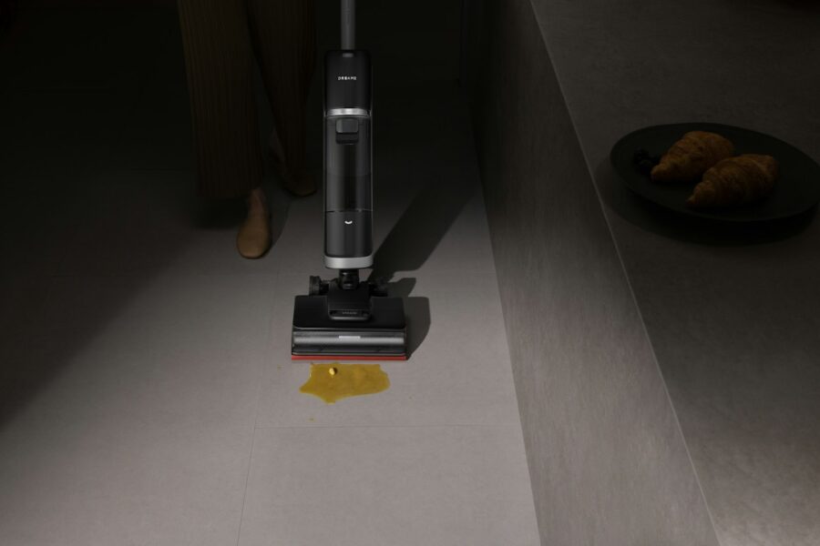 Vloerreiniger op een tegelvloer in een keuken