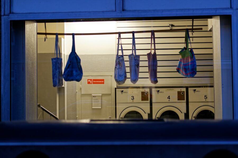 Wasrek met wasgoed voor een raam in een woonkamer