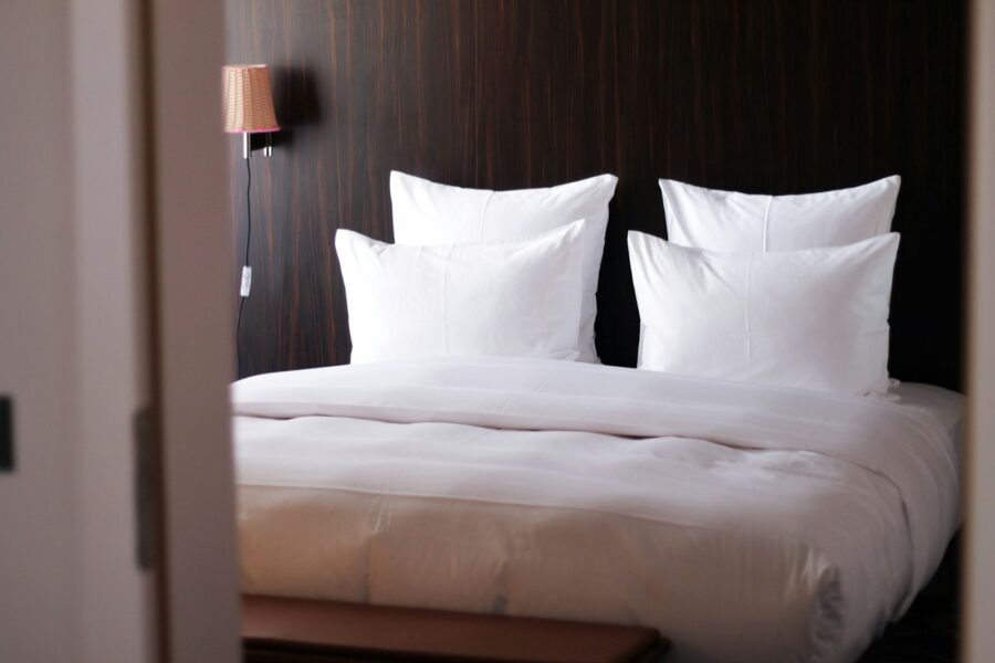 Hotelgast fotografeert met zijn telefoon de naad van een matras