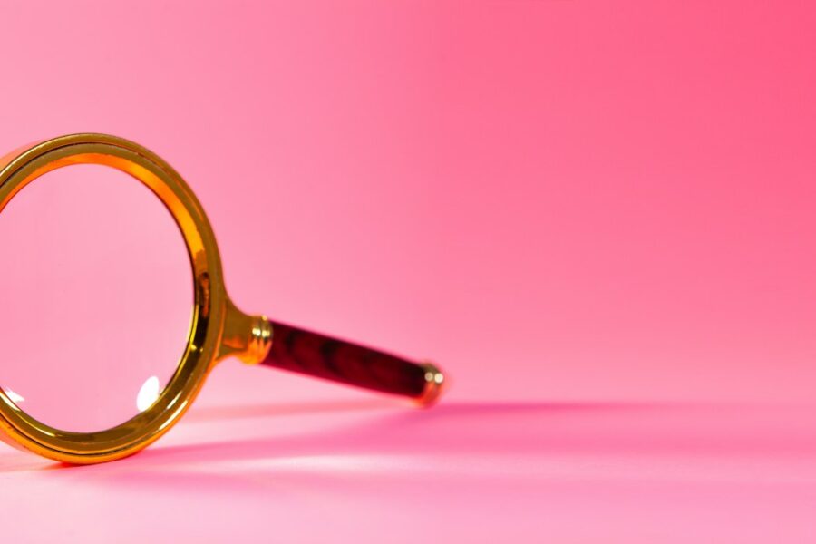 Wit beddengoed van dichtbij bekeken met een vergrootglas