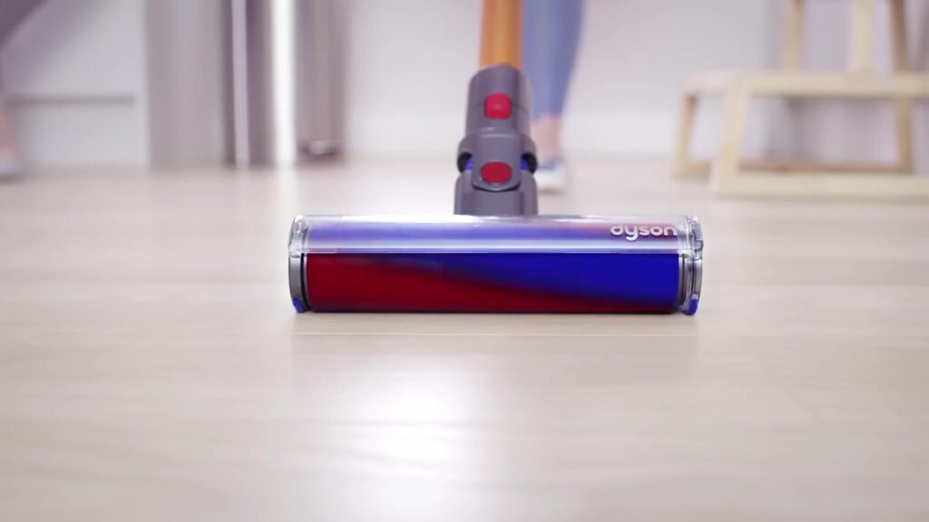 Steelstofzuiger van Dyson met zuigmond op een lichte houten vloer