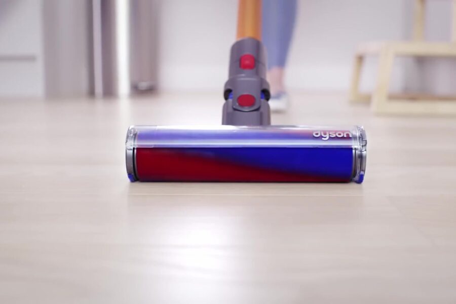 Steelstofzuiger van Dyson met zuigmond op een lichte houten vloer