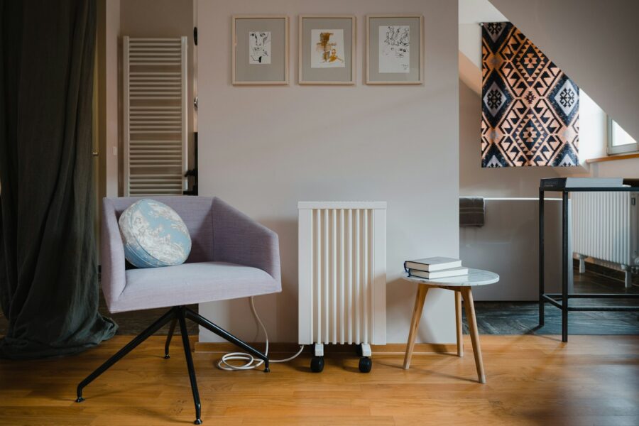 Elektrische kachel op een houten vloer in een woonkamer
