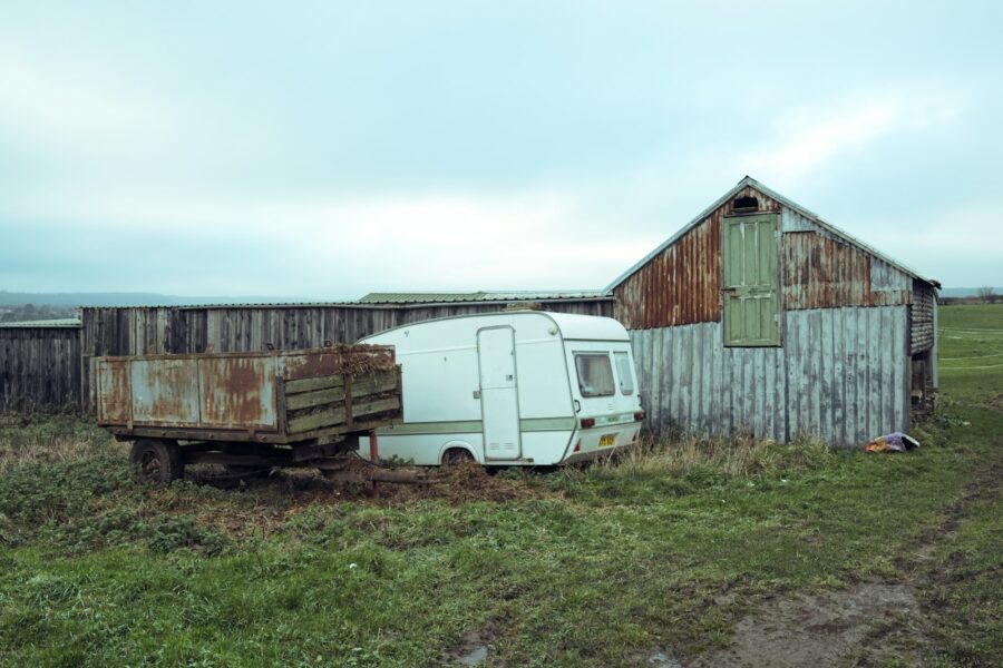 Caravan in een winterstalling