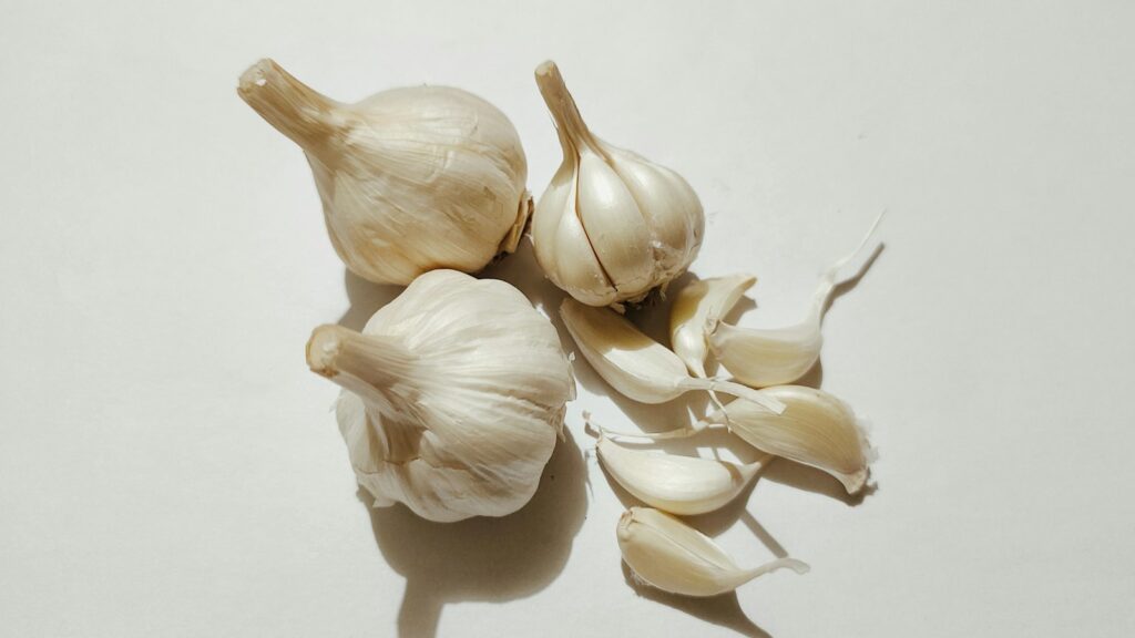 Gepelde knoflookteentjes op een snijplank