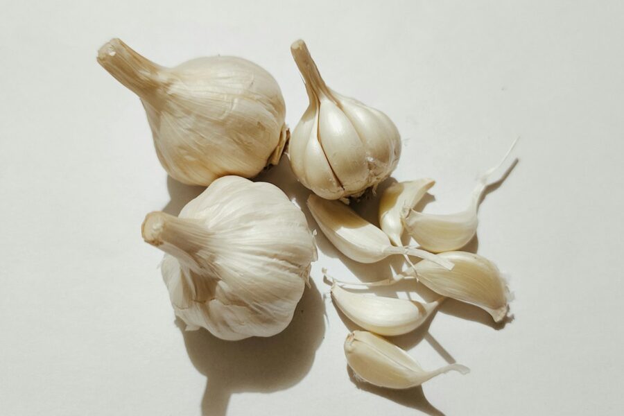 Gepelde knoflookteentjes op een snijplank