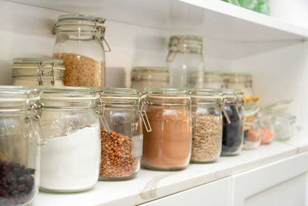 Voorraadkast met potten, blikken en flessen water