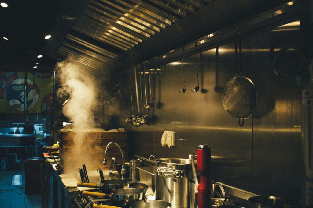 Schone roestvrijstalen keuken van een restaurant
