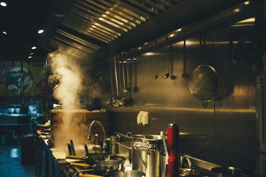 Schone roestvrijstalen keuken van een restaurant