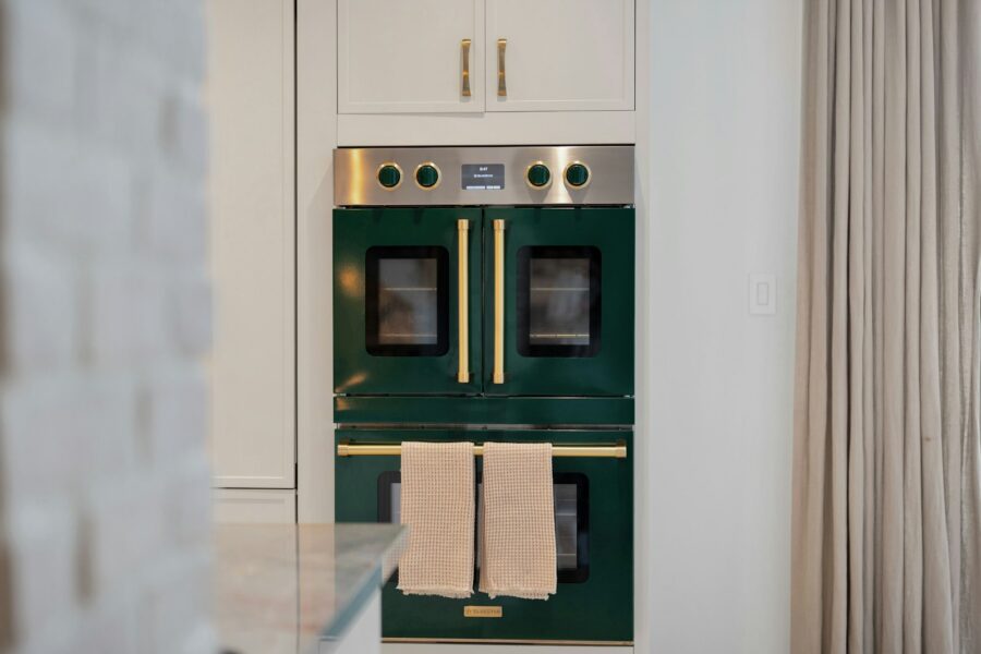 Open ovendeur met een glazen ruit in een schone keuken