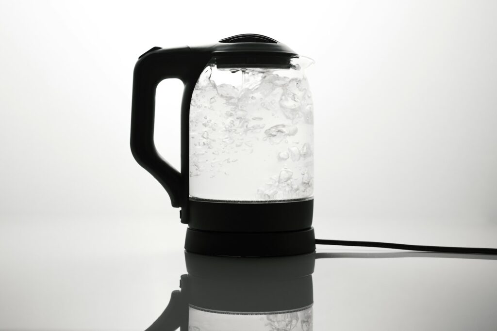 Een waterkoker op het aanrecht in een lichte keuken