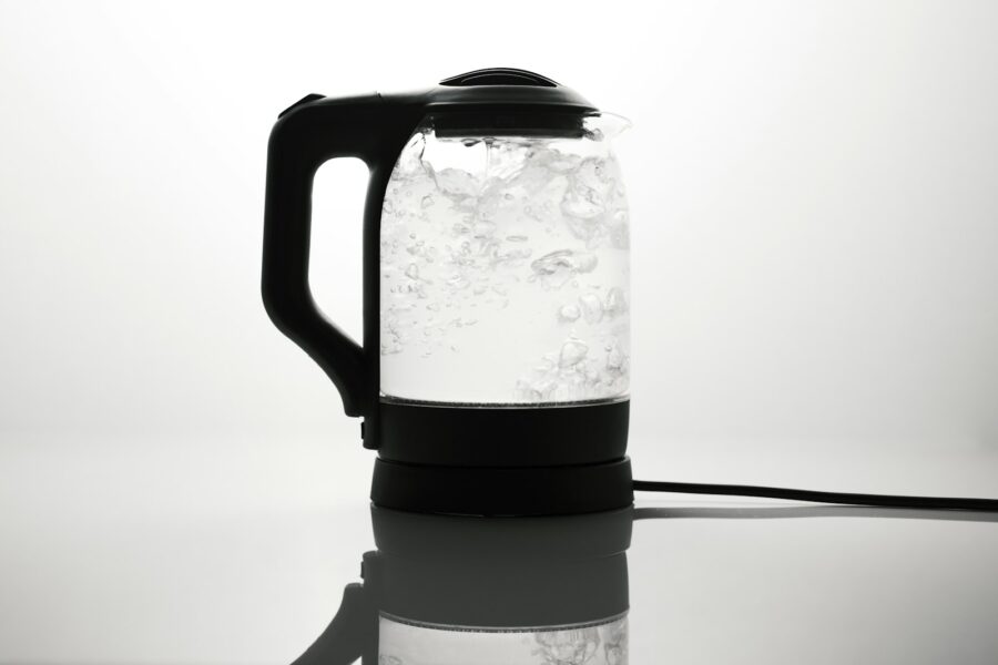 Een waterkoker op het aanrecht in een lichte keuken