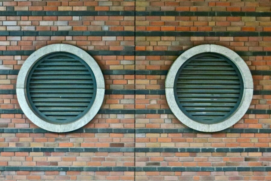 Ventilatierooster in een bakstenen gevel bij de kruipruimte