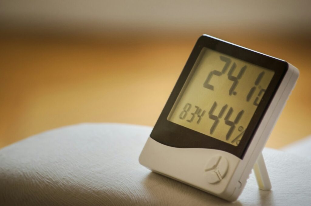 Hygrometer op een vensterbank in een woonkamer met daglicht