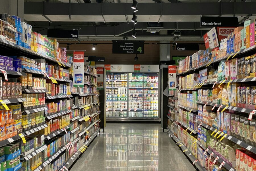 Schappen in een supermarkt met verpakte levensmiddelen