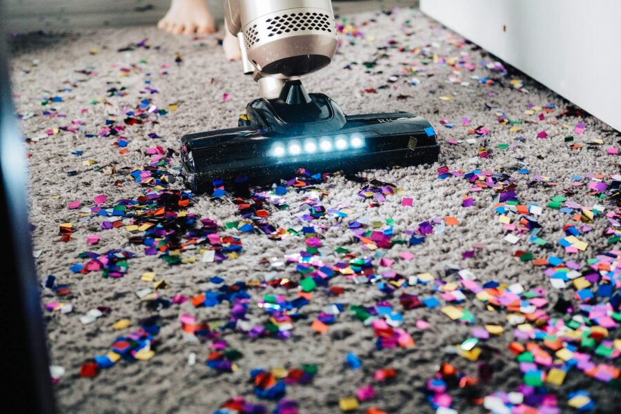 Wollen vloerkleed en stofzuiger in een lichte woonkamer