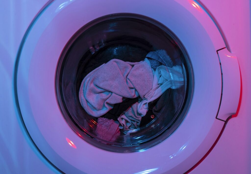 Open voorlader wasmachine met de deurmanchet en de trommel in beeld