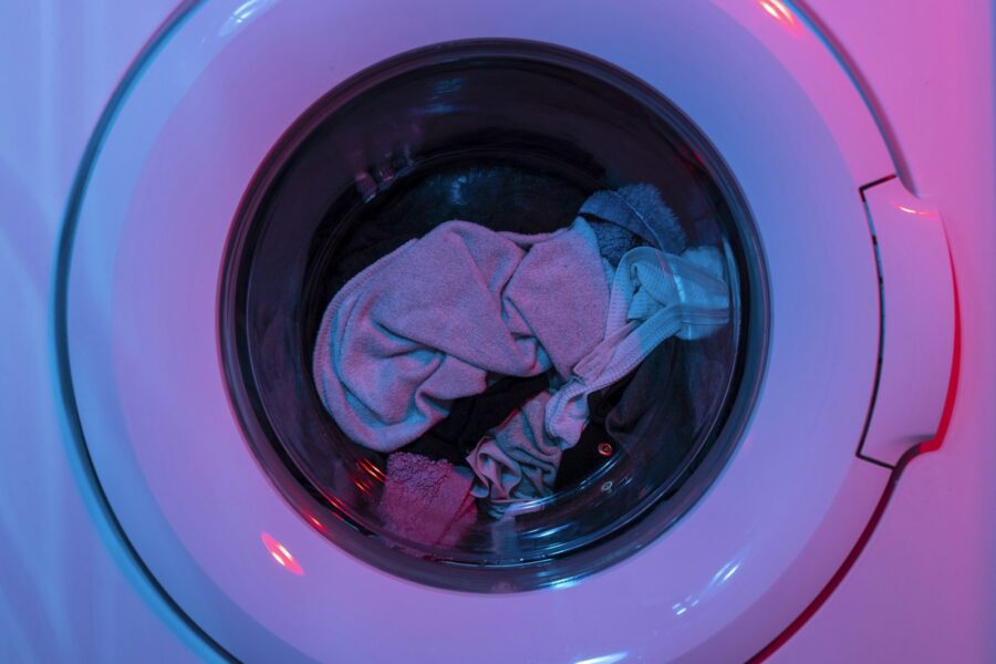 Open voorlader wasmachine met de deurmanchet en de trommel in beeld