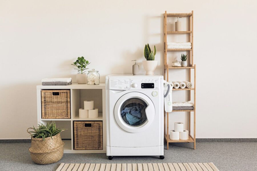 Wasmiddelbakje van een wasmachine dat wordt uitgenomen om schoon te maken