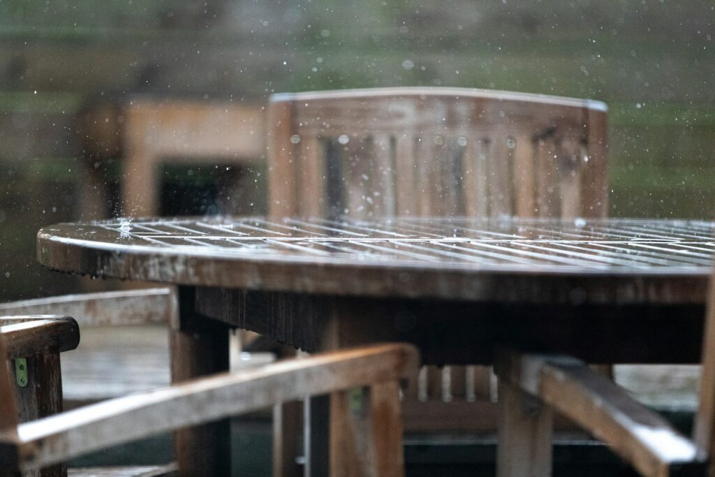 Regenwater op een terras bij een tuindeur